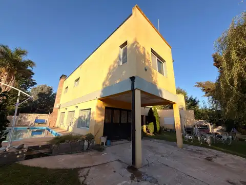 Casa quinta en Barrio la Florida con amplio parque y pileta!