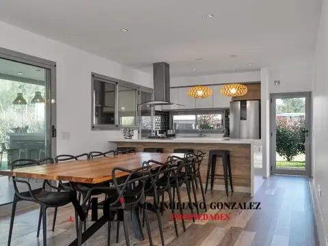Casa en Alquiler con 2 cocheras