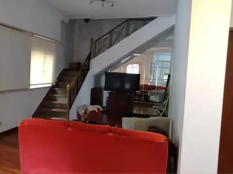 Casa 6 ambientes con 2 baños