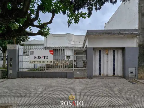 Venta casa 3 ambientes con patio, jardín, terraza y garaje en Villa Lugano – A reciclar