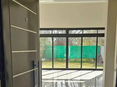 651 Y 11  CASA EN ALQUILAR A ESTRENAR