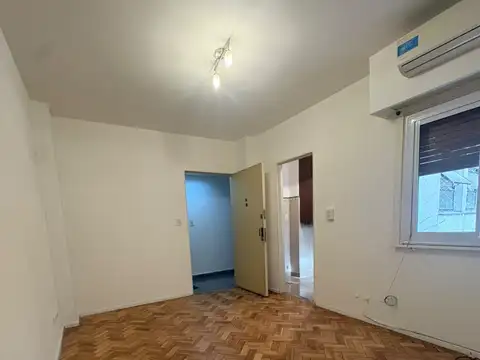 Excelente 2 amb a mts Parque Las Heras apto profesional, baño y cocina completos, espacio lavarropas