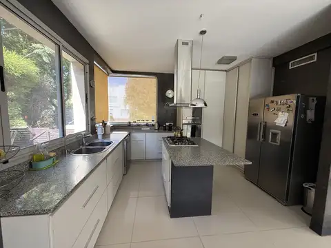 Casa 5 ambientes con 3 baños