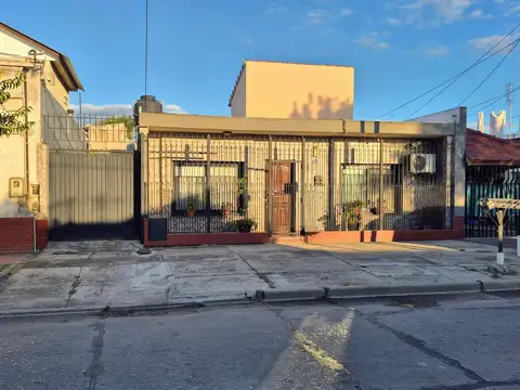 VENTA CASA DE TRES AMBIENTES EN WILDE OESTE