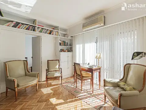 Excelente cuatro ambientes mas escritorio, dependencia y cochera espacio.