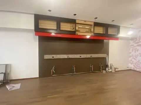 Local en alquiler en Microcentro, planta alta, sin expensas.