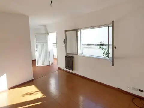 Departamento de pasillo de 1 Dormitorio en Alquiler.
