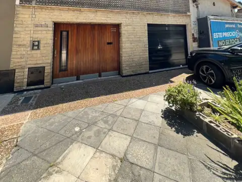 Casa en venta de 4 dormitorios c/ cochera en Banfield Oeste