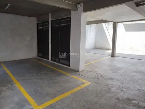 Cochera  en Venta cubierta con baulera y cámara de seguridad en Zona Centro, Caseros