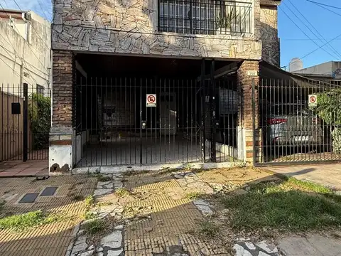 Casa Multifamiliar Ramos Mejía - Planta Baja y 1er Piso con entrada independiente - 4 ambientes Cada Una!