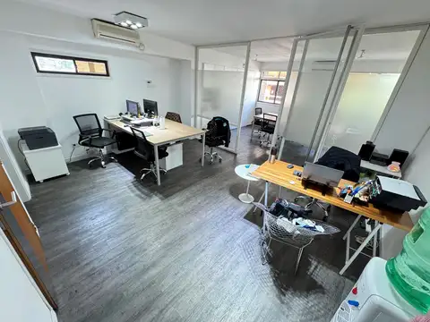 EXCELENTE OFICINA SUBDIVIDIDA - SUPER LUMINOSA - INMEJORABLE UBICACION
