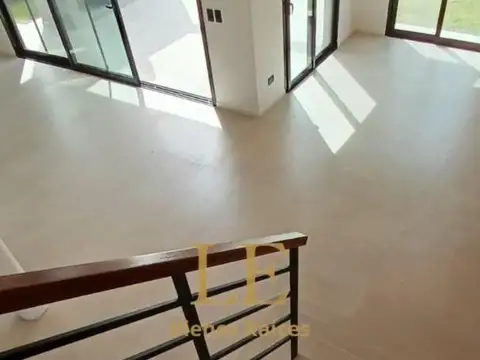 Casa en Venta con 5 cocheras