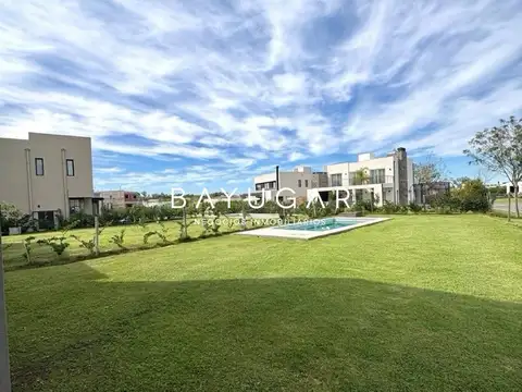 Casa en Alquiler con 3 cocheras