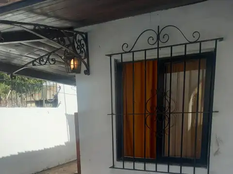 Venta departamento tipo casa, todos los servicios. A tan solo 4 cuadras de la estación Ituzaingó.