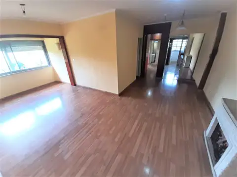 Depto 4 ambientes en muy buen estado con cochera fija incluida