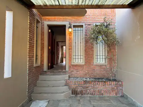Casa 7 ambientes con 2 baños