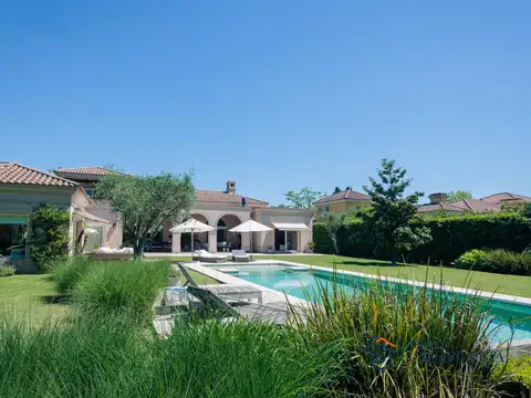 Casa en venta en Martindale C.C.,  con gran suite principal- Pte Perón 2375