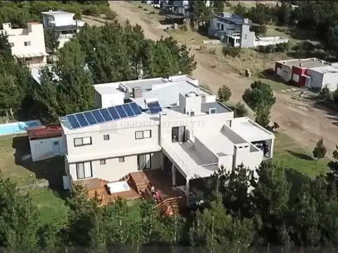 Casa 6 ambientes con 5 baños