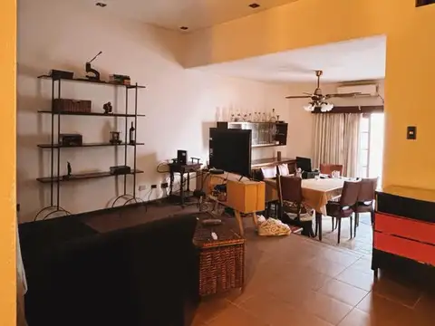 CASA 4 AMBIENTES CON PATIO Y GARAGE