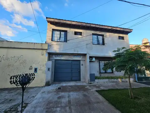 Casa en  2 plantas con parque Pileta y Cochera - Ramos Mejia