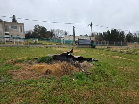 Venta Lote con Casa en construcción y pileta en Cañuelas
