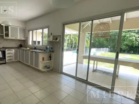 Casa en Alquiler con 3 cocheras