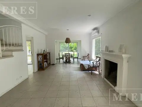 Casa 5 ambientes con 3 baños