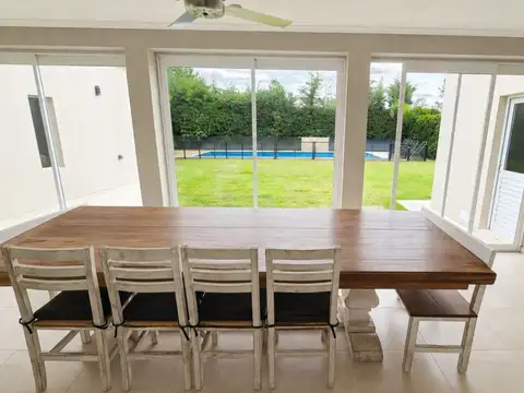 Casa en Alquiler con 2 cocheras