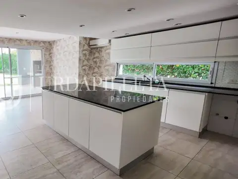 Casa 6 ambientes con 4 baños