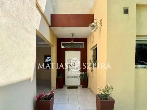 Casa en Venta con 2 cocheras