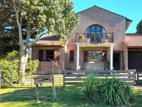 VENTA CASA MAS 2 LOTES BARRIO ACANTILADOS