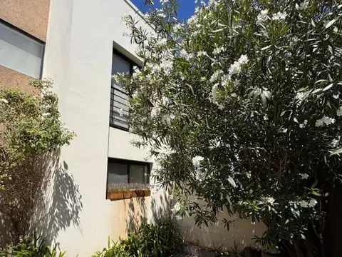 Casa en Alquiler con 2 cocheras