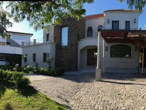 Casa 6 ambientes con 5 baños