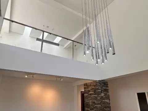 Casa en Venta con 4 cocheras