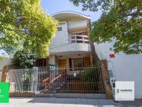 Extraordinaria Casa 4 amb con Parque, Piscina, Cochera para 3 autos y Ascensor