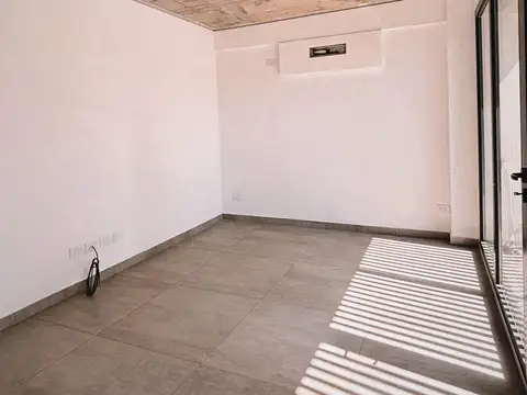 José León Suárez 1500, Piso 2