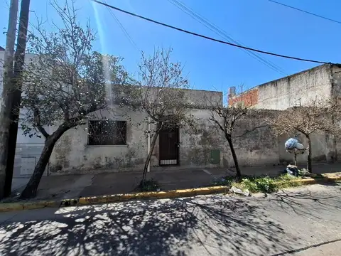 CASA DE 3 AMB PATIO SOBRE LOTE 15,63 FRENTE X 10,52 FONDO
