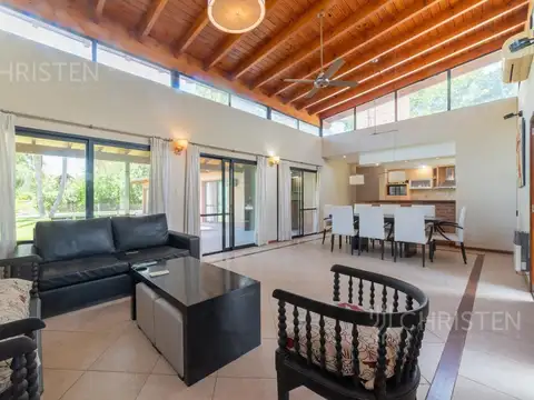 Casa 6 ambientes con 2 baños