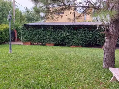 Casa en Alquiler con 3 cocheras