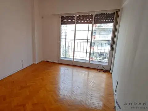 Av. Corrientes al 4300 Departamento 3 ambientes con dependencia y balcón en Almagro