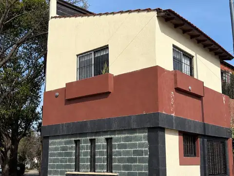 Casa 6 ambientes con 2 baños
