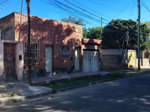SE VENDE CASA AMPLIA A REFACCIONAR CASI AV. GUEMES