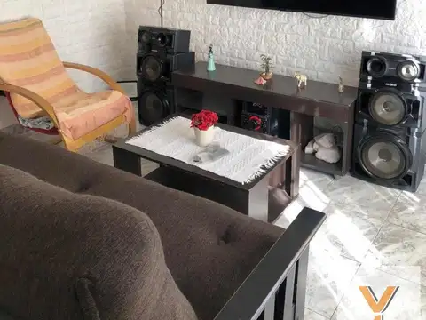 Casa 6 ambientes con 2 baños