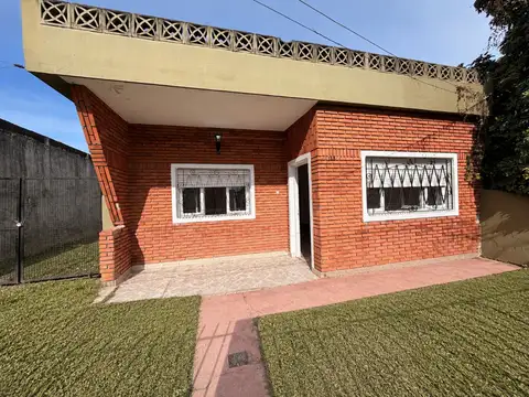 VENTA CASA 2 AMB MONTE GRANDE GARAGE PILETA JARDIN