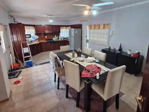 Casa 5 ambientes con 4 baños