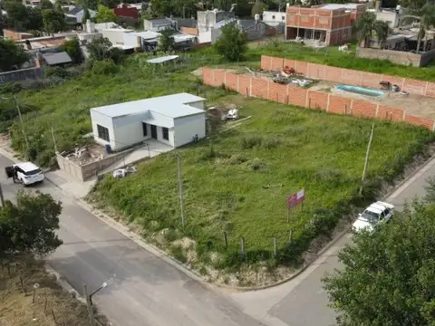 Terreno en esquina, 9,63 x 18,98 . Con servicios, Basualdo y Hornos