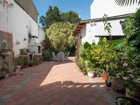 CASA 5 AMB EN VENTA EN RAMOS MEJIA LOTE PROPIO