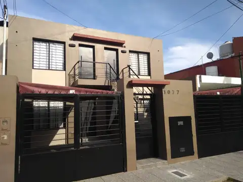  DEPARTAMENTO DE DOS AMBIENTES EN QUILMES OESTE A METROS DE LA ESTACION. 