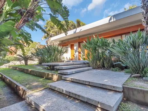 Casa en venta de 6 dormitorios en Olivos. Gran jardín, pileta y diseño único.