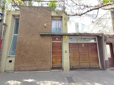 CASA EN VENTA DE 2/3 DORMITORIOS Y COCHERA APTA CREDITO